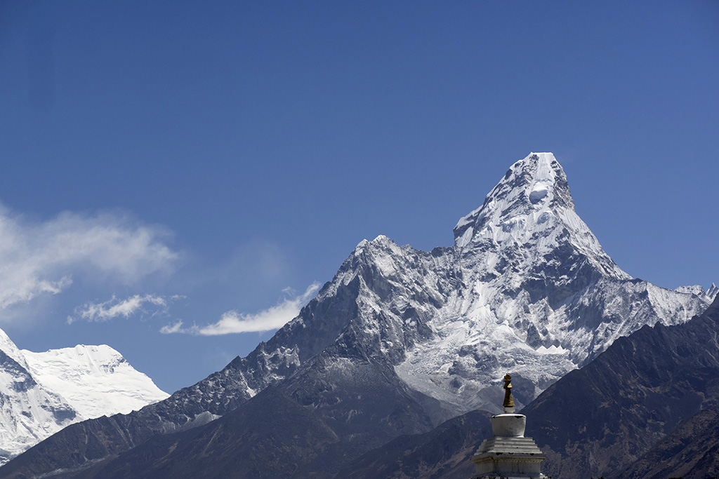 Ama Dablam mit Stupa in der Naehe von Khumjung, Everest Komfort Trekking, 27. April - 13. Mai 2017 © Valerie Chetelat