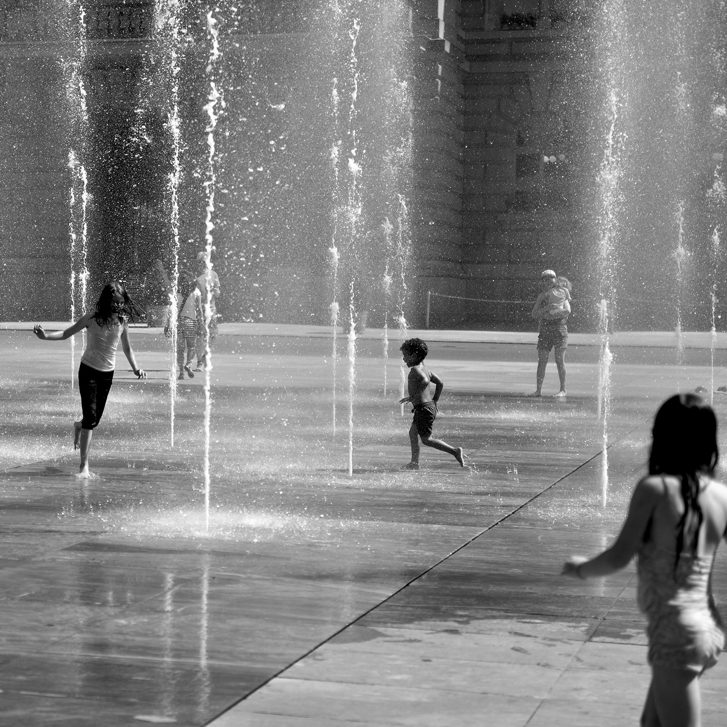 Wasserspiel auf dem Bundesplatz, Bern © Valerie Chetelat